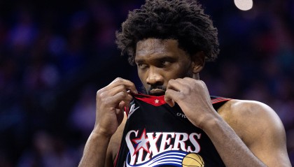 开云娱乐-稍显狼狈！恩比德冲下前场篮板补篮 遭对手排球大帽